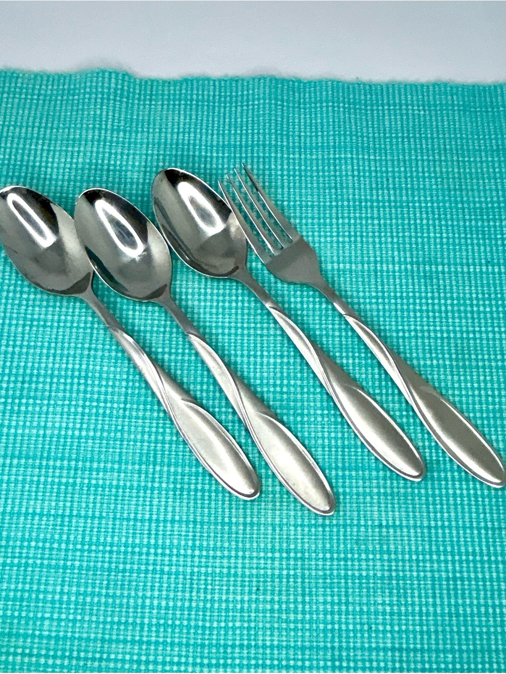 CAMBRIDGE Gabriella Sand Table Place Spoons & Fork Satin Glossy Swirl Stainless